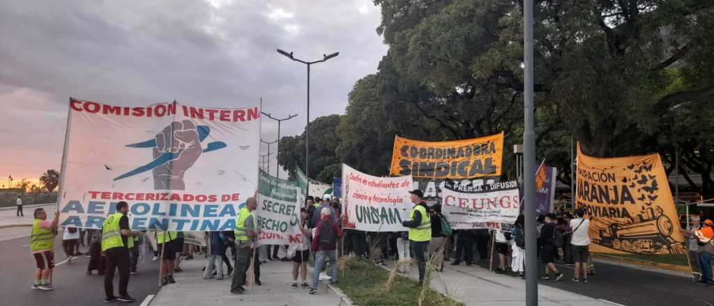 Protesta frente a Aeroparque caus&oacute; un caos de tr&aacute;nsito