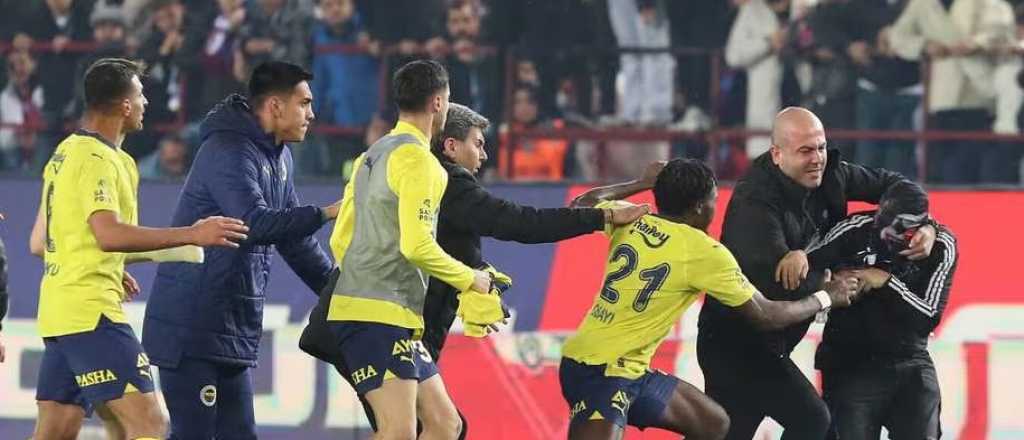 Video: jugadores del Fenerbahce a las pi&ntilde;as con los hinchas locales