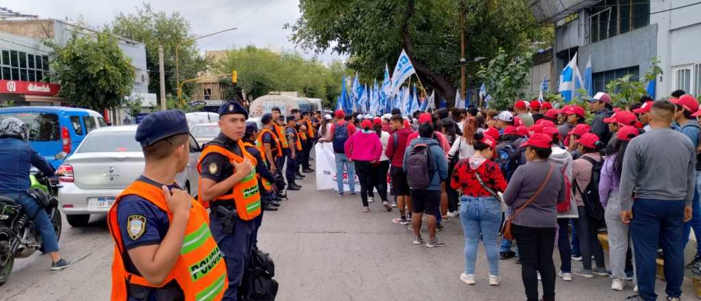 Fotos y videos: la atípica manifestación en Mendoza con custodia policial