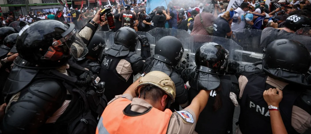 Furia en el Gobierno por un juez que orden&oacute; no utilizar el protocolo antipiquete