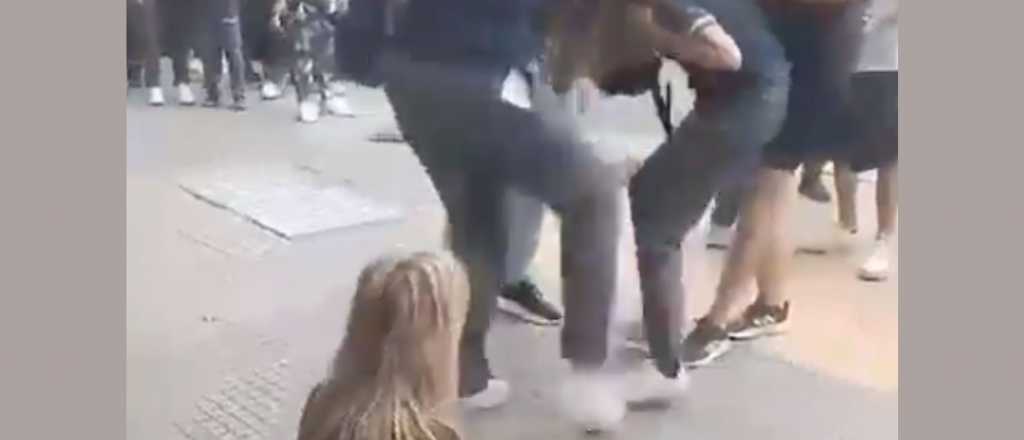Violencia a la salida de un colegio de Ciudad: pelea callejera de dos chicas
