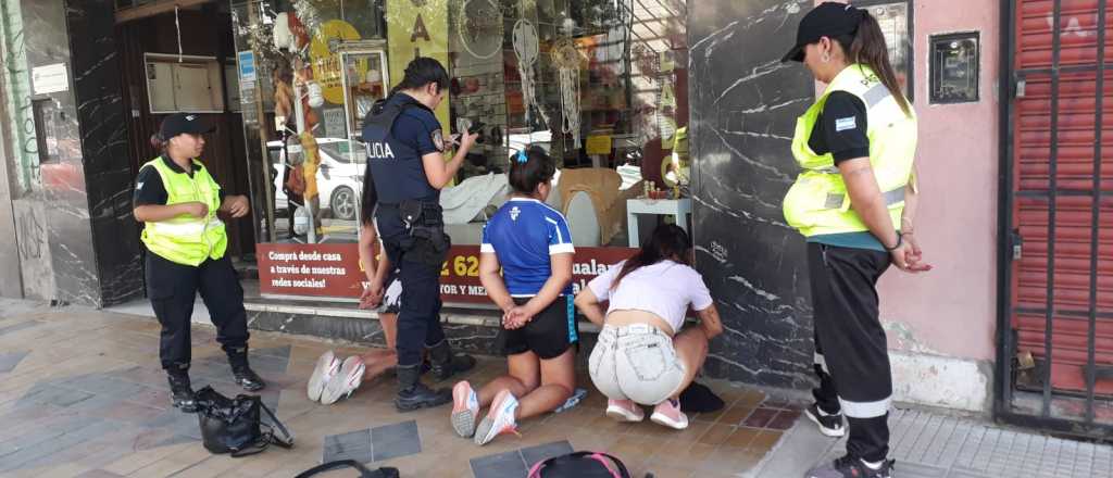 Tres mujeres fueron detenidas por robar en un colectivo en pleno Centro