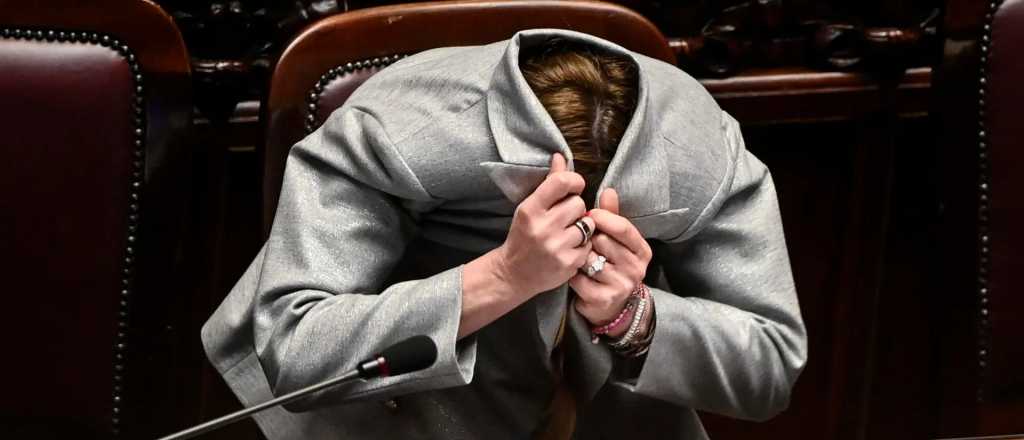 Giorgia Meloni escondió la cara: el polémico gesto en el Parlamento