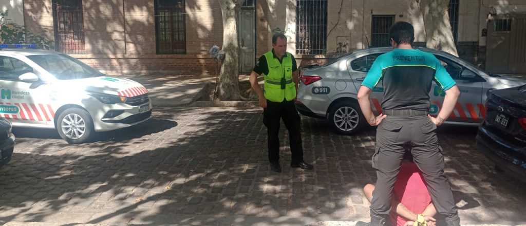 Lo detuvieron por robar a alumnos que estaban yendo al colegio en el centro