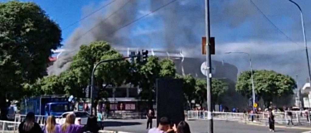 Tras el papel&oacute;n de River, se incendi&oacute; el Monumental y estallaron las burlas