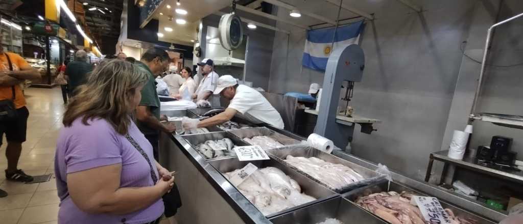 Un clásico de Semana Santa: los precios del pescado en el Mercado Central