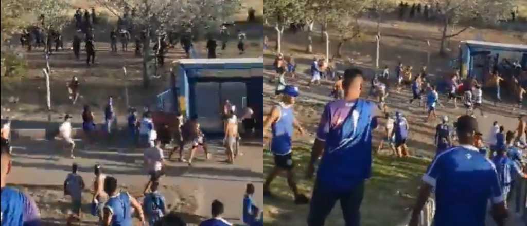 Video: hinchas de Godoy Cruz se enfrentaron con la polic&iacute;a en San Luis