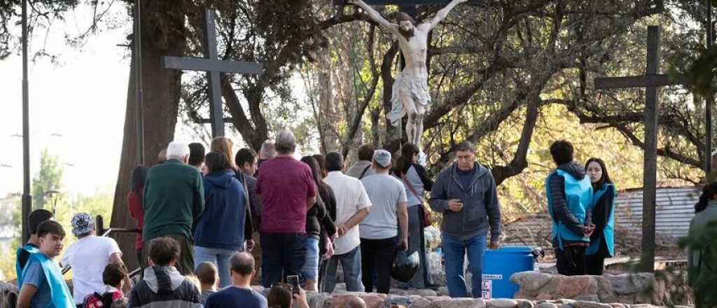 El Calvario de la Carrodilla se llen&oacute; de fe en el Viernes Santo, pese al mal tiempo