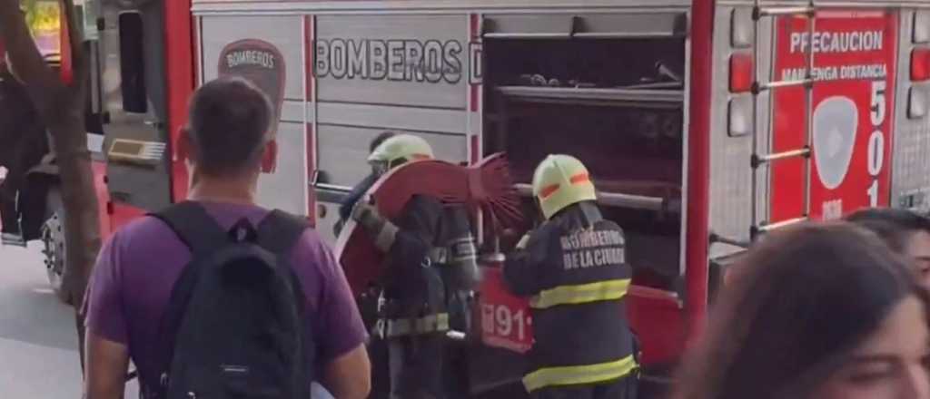 Video: evacuaron el edificio de Luzu TV por un incendio