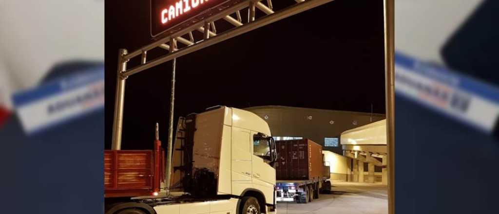 Un camionero entró a Chile por Mendoza con armas, municiones y miras láser