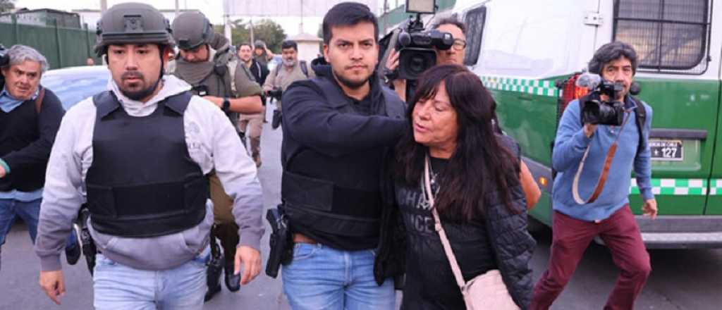 Video: le quit&oacute; el arma a un guardia de seguridad y comenz&oacute; a disparar