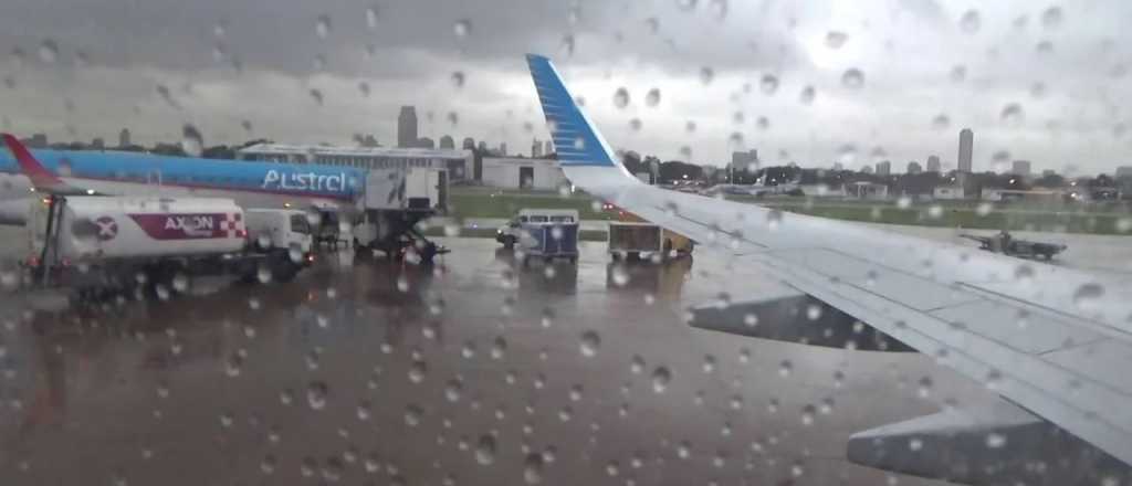 Fuertes tormentas en Aeroparque obligaron a demorar o cancelar vuelos