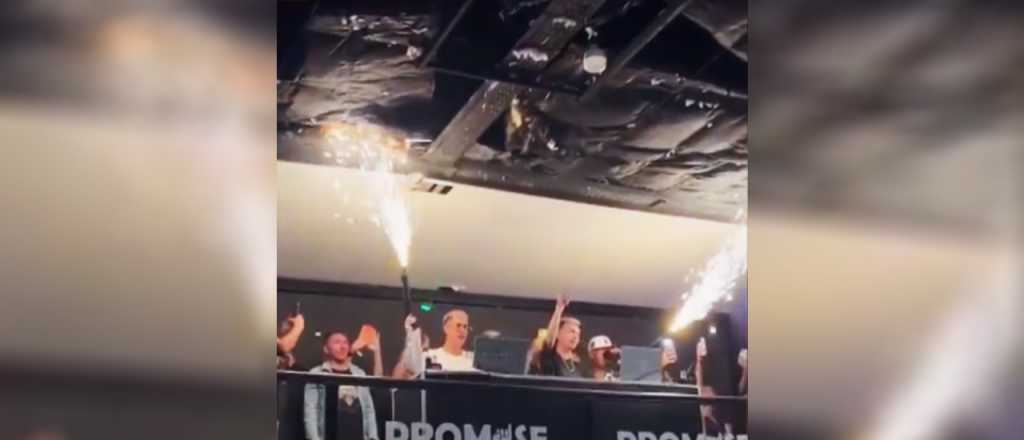 De no creer: un DJ prendió una bengala en un boliche e incendió el techo