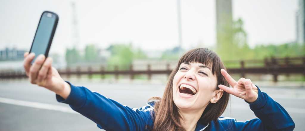 Atención chicas: trucos para salir bien en las selfies