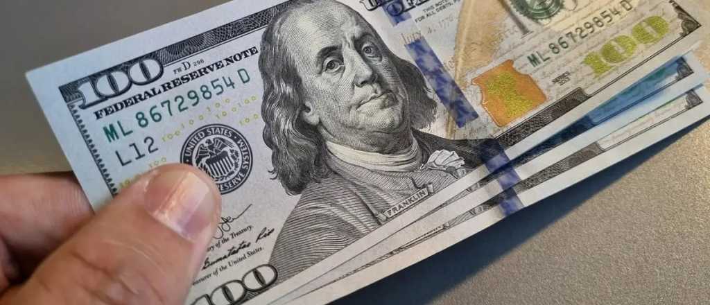 El dólar blue bajó otra vez y volvió a los $1.000 este jueves