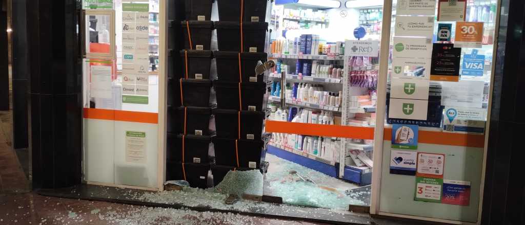 Un hombre rompió a piedrazos las vidrieras de dos negocios en Ciudad