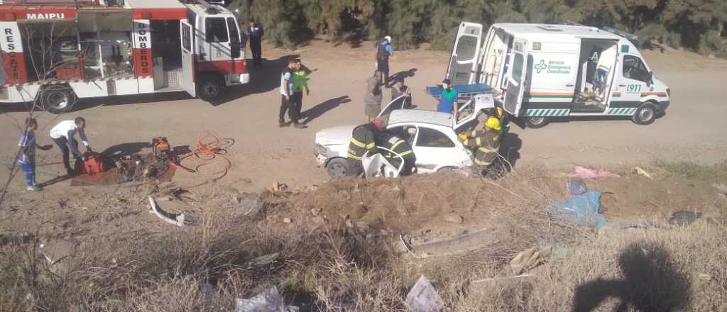 Una mujer volcó con su auto y cayó a un precipicio en Maipú