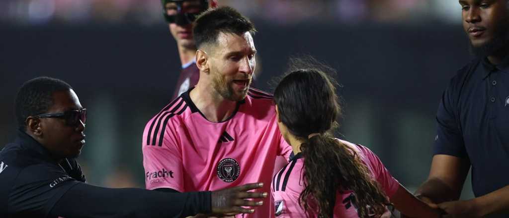 "Dale, corr&eacute;": el gesto de Messi con la nena que invadi&oacute; por una selfie