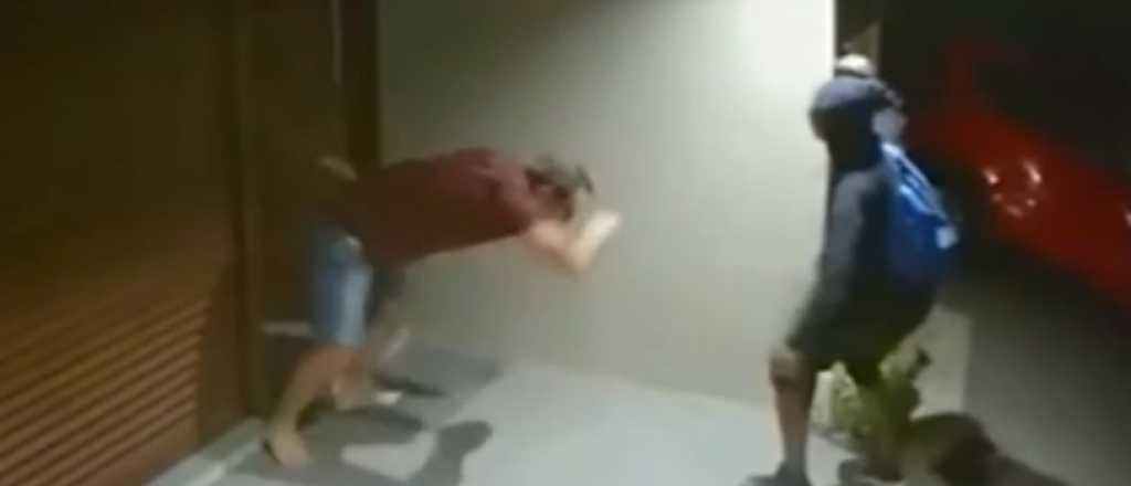 Video: un padre enfrentó a un ladrón armado para defender a su hijo
