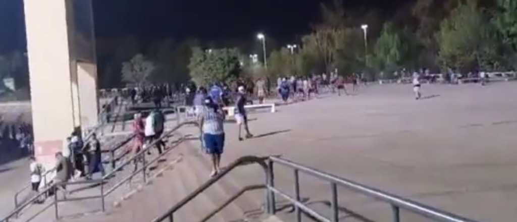 Videos: enfrentamientos entre hinchas del Tomba y polic&iacute;as en el Malvinas