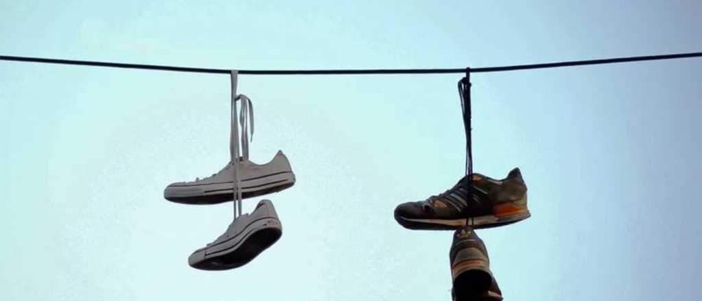 Qu&eacute; significan las zapatillas colgadas en cables en la calle