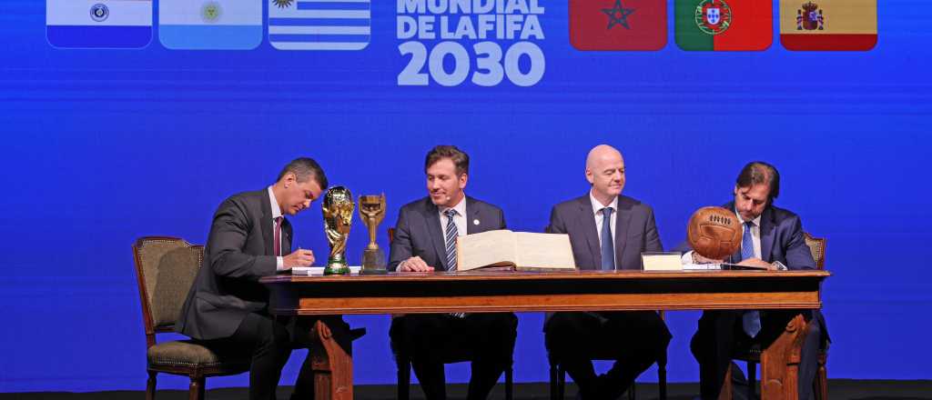 FIFA y Conmebol firmaron el acta de realización del Mundial 2030