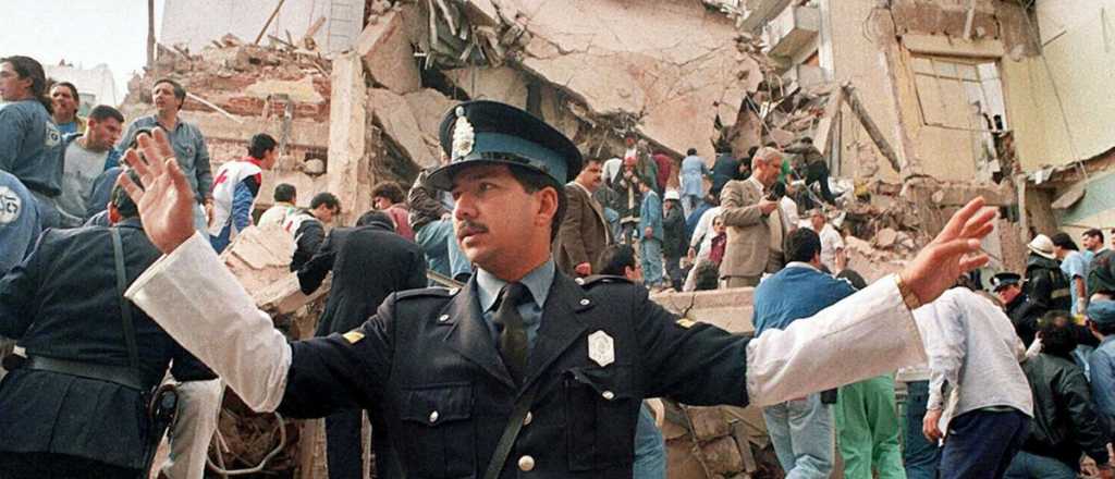 "Voló por el aire con nosotros adentro": a 33 años del atentado a la AMIA