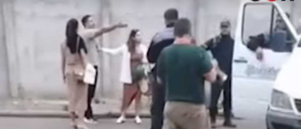 Video: dos turistas se pelearon a las piñas en un restaurante de Mendoza