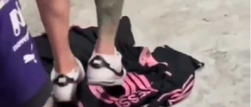 Horrible actitud: hinchas de Monterrey pisotearon la camiseta de Messi 
