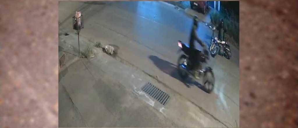 Video: ladrones tiraron a una mujer de su moto en Las Heras