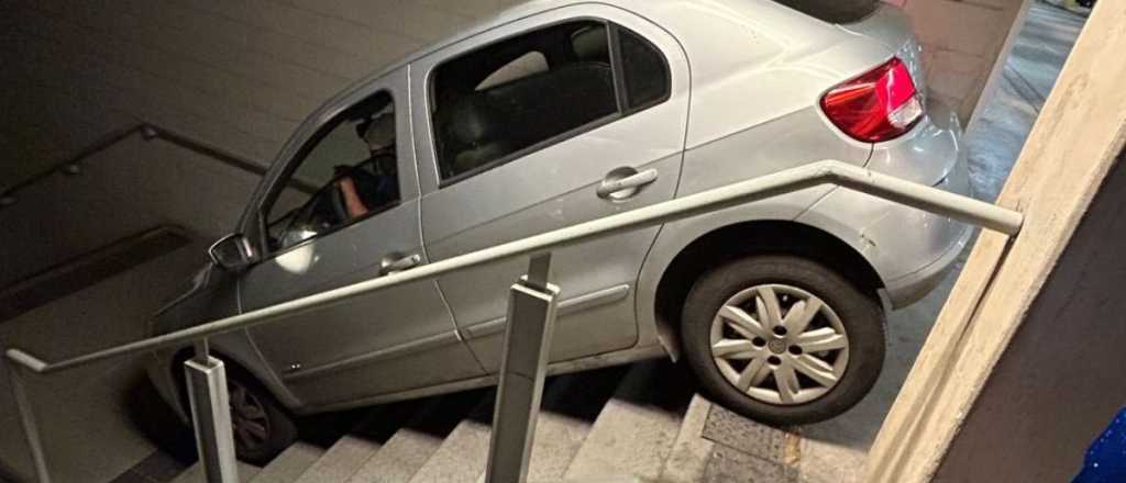 Insólito: hincha de Cruzeiro equivocó la salida y metió el auto en la escalera