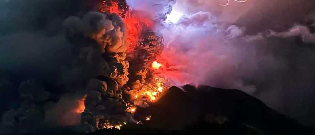 Erupción volcánica y sismos en Indonesia dejan centenares de evacuados