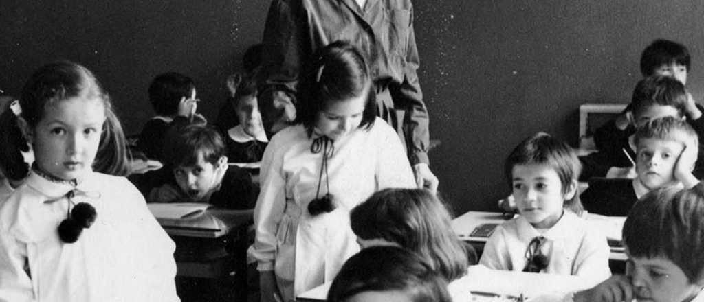 El guardapolvo blanco: un invento argentino para la igualdad en la escuela