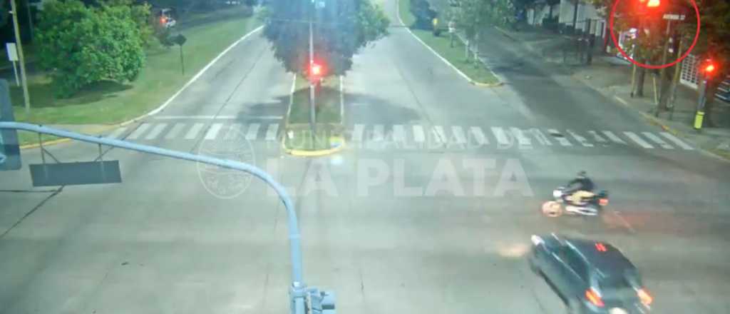 Video: una joven cruzó un semáforo en rojo y mató a un motociclista 