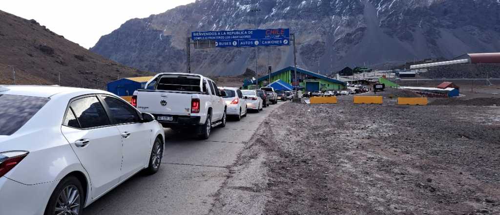 Largas filas para cruzar a Chile y demora de 4 horas
