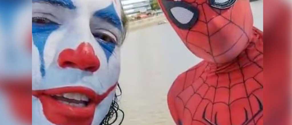 Video: el Joker fue detenido tras pelear contra el Spiderman mendocino 