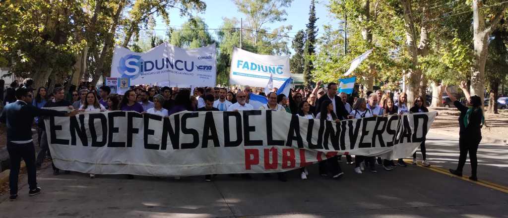 Culminó la masiva marcha universitaria en Mendoza