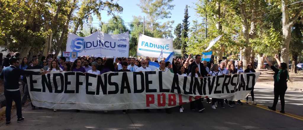 Culminó la masiva marcha universitaria en Mendoza