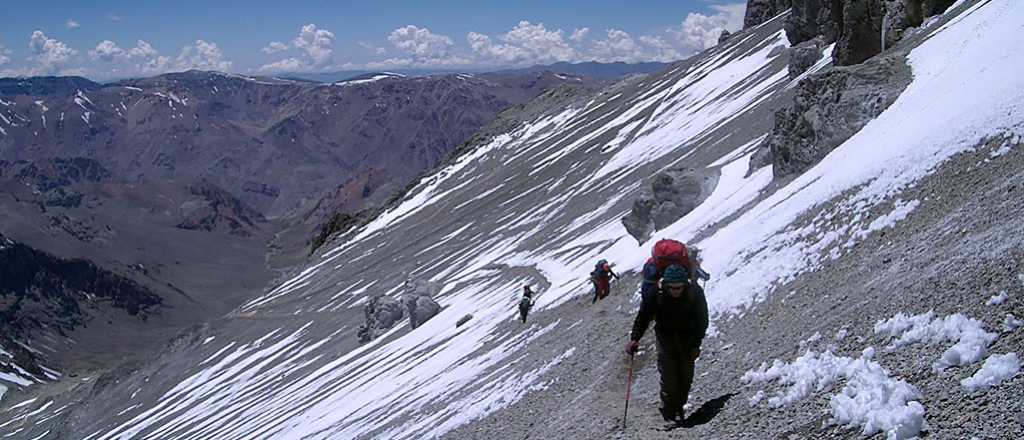 Muri&oacute; un turista ruso mientras escalaba el Aconcagua