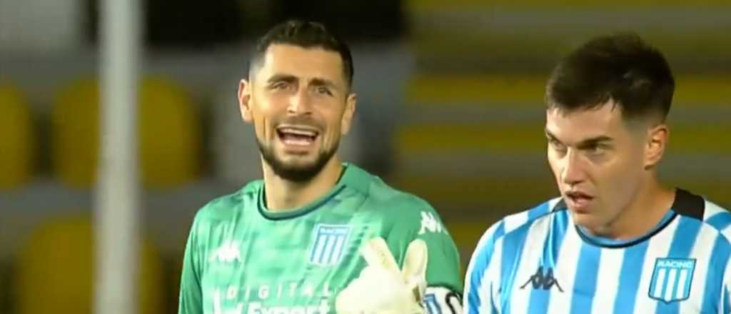 Video: el blooper de Racing en Chile que termin&oacute; con un ins&oacute;lito gol en contra
