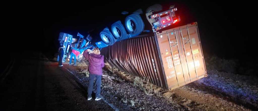Un camionero mendocino viajaba con una mujer y volc&oacute; en La Rioja