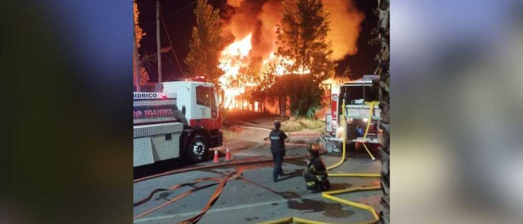 Fotos: explotó un depósito de camiones en Maipú y se desató un incendio