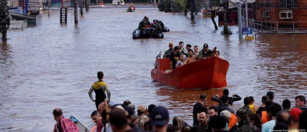 Videos: al menos 76 muertos por las inundaciones en Brasil