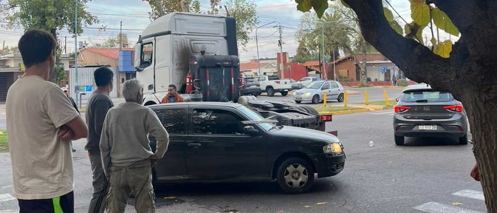 Videos: un camionero chileno atropell&oacute; todo a su paso en Godoy Cruz