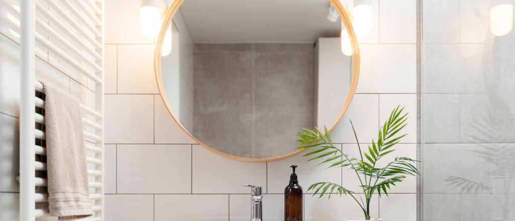 Cómo limpiar el espejo del baño y que quede como nuevo
