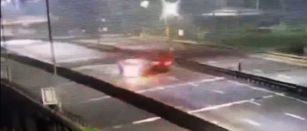 Video: manejaba ebria, se meti&oacute; en contramano por la autopista y choc&oacute; de frente