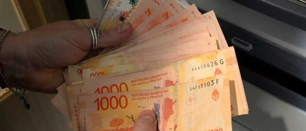 En cuatro meses de Milei, los sueldos perdieron un tercio contra  la inflaci&oacute;n