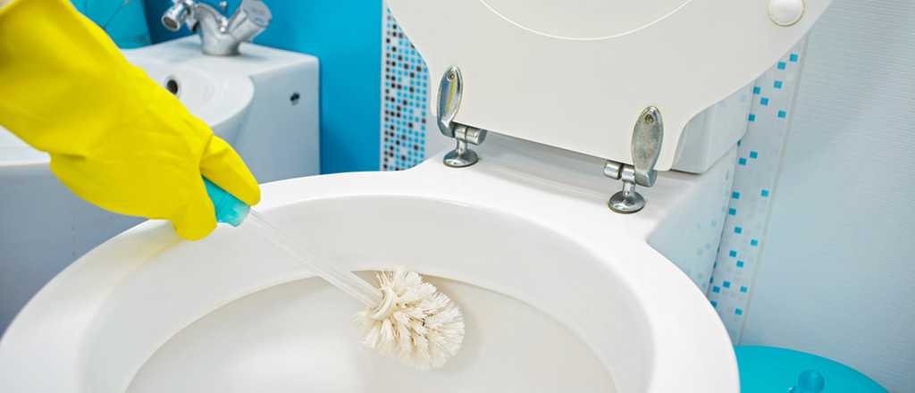 El truco para mantener el inodoro blanco y limpio