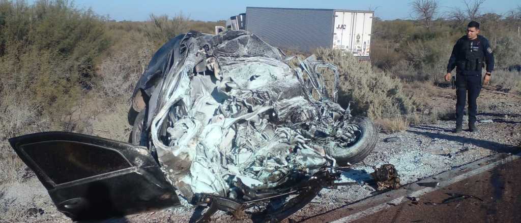 Una camioneta choc&oacute; contra un cami&oacute;n en Las Catitas y "se desintegr&oacute;"