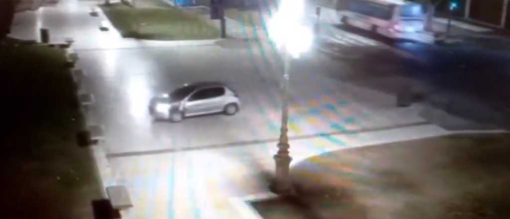 Manejaba borracho, se meti&oacute; en una plaza y se qued&oacute; dormido en el auto